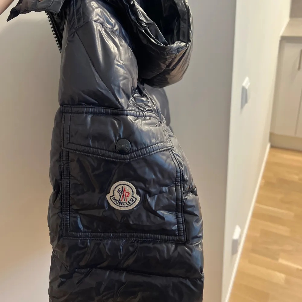 Säljer min älskade moncler maya i storlek 1 (s). Små skavanker, allmänt bra skick. Tappat fågel serien men kvitto finns som älthetsbevis! Den är marinblå inte svart! . Jackor.