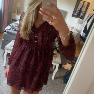 Klänning - Supersöt klänning från zara som inte går att köpa längre. Säljer för att den är för kort på mig som är 173. Bra skick❤️