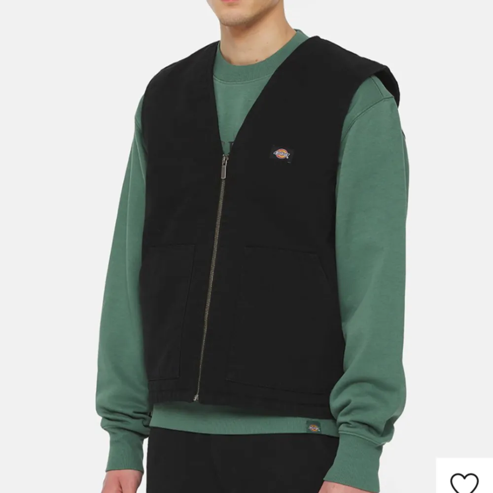 Köpt på Zalando för 949 kr. Bara använd 2 gånger så därför säljer jag den. Storlek XS. Sitter som en dam medium.. Jackor.