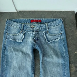 Jeans med snygga detaljer - Säljer dessa jeans jag köpte på plick. Tre bilder är lånade. Midjemått: 42 cm rakt över Innerbenslängd: 85 cm och Jag är 174 cm Öppen för prisförslag🤗