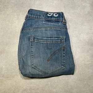 Dondup jeans  - Tja ! Säljer dessa schyssta dondup jeans i storlek 36 IT motsvarar 32/31 ungefär! Något små på mig som är 185! Modellen heter ”Liam” ! | lagning vid gren| Vid frågor är det bara att höra av sig ! Nypris 3499kr 