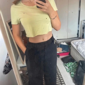 Crop top - Säljer denna avklippta T-shirten då den ej används längre. Köpt second hand så vet ej om den är äkta eller inte💚