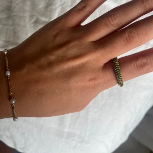 Muli ring - Guldig ring med gröna stenar från muli collection💚Storlek L💚