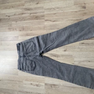 Lågmidjade bootcut grå jeans - Flare lågmidjade grå jeans från gina tricot