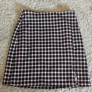 Rutig kjol - Lila och svart rutig kjol som inte kommer till användning. 