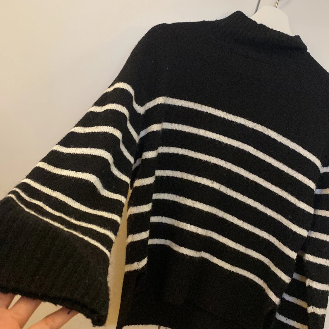 Stickad randig svart/vit långärmad tröja!   - 90