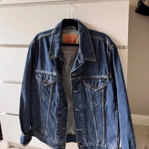 Levis jeans jacka - Hittar ingen storlek men M enligt mig,ärvde den av min bonus mormor,så vet ej så mycket om den,förutom att den är skit snygg😍