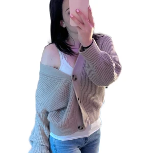 Stickad kofta - Jättesnygg kofta från hm! Använd fåtal gånger så i mycket bra skick. Nypris 300 säljer för 150 💞