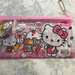 Barn Skrivset i 7 Delar  - 1 pennfodral, 2 pennor, 1 pennvässare, 1 linjal, 1 suddgummi och 1 klistermärken  Pennfodral mått 19.00*10.00 cm  79kr/paket  Samma frakt 