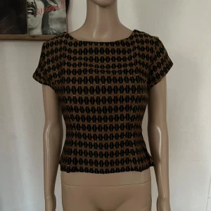 Retro vintage topp 50-tal 60-tal  - Har också en kjol.i samma tyg. Inget att anmärka på.