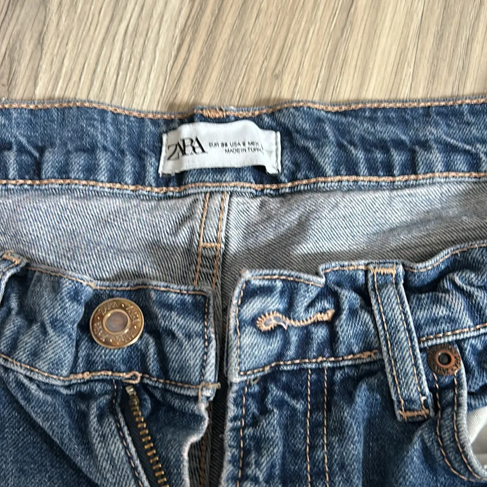 Ett par lågmidjade jeans från zara i strl 38 men passar även mindre! Jeansen är raka/bootcut i modellen. Hör gärna av dig om du är intresserad och kom gärna med prisförslag! 💞. Jeans & Byxor.