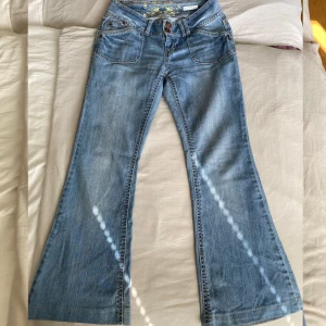 Lågmidjade Bootcut Jeans - Lågmidjade Bootcut Jeans, storlek (XS-S). Sista bilden visar små fläckar som knappt syns! Midja runt om:76cm, Innerben: 70cm  Längden: 93cm. Skriv via dm vid funderingar🫶Använd gärna köp nu!