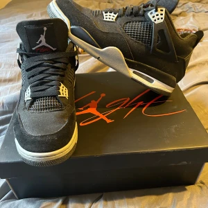 Jordan 4 black canvas - Super fräscha jordan 4 som blivit andvända Max 5 gånger. Anledningen till att jag säljer är pga ej kommer till användning 