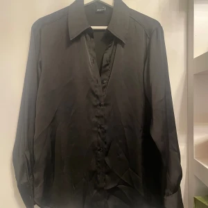 Satin skjorta - Använd ngra gånger