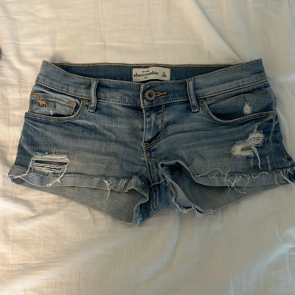 Säljer dom här lågmidjade jeansen! Jag vet inte exakt storlek men midjemåttet är  34cm rakt över💕💕. Shorts.