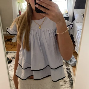 Gullig topp från zara - Jätte gullig topp från zara i strl S, endast använd 1 gång 💓💓