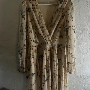 Blommig sommarklänning - Blommig sommarklänning ifrån Nelly, storlek S men passar även M. Använd några gånger men fint skick 
