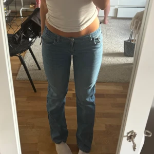 Lågmidjade jeans levis - Jättefina Lågmidjade jeans från Levis som är straight i modellen. Lite för långa för mig som är ca 170. Kontakta via intresse eller köp 😊