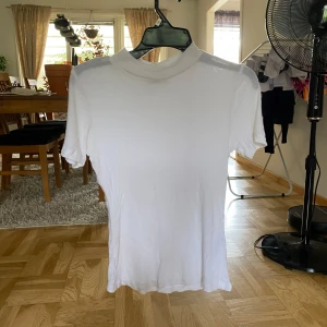 Vit t-shirt - 36cm i Axel mått ,46 cm i längd !