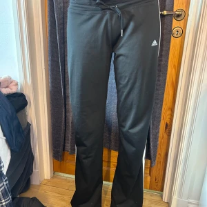 adidas byxor  - säljer mina adidas byxor då ja inte använder dom längre. Använda va 5 gånger.