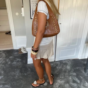 Beige kjol - Säljer denna suupersöta beigea kjolen🦋 Den e högmidjad men inget man tänker på då man alltid har tröja över!! Så söt, köpt i frankrike 