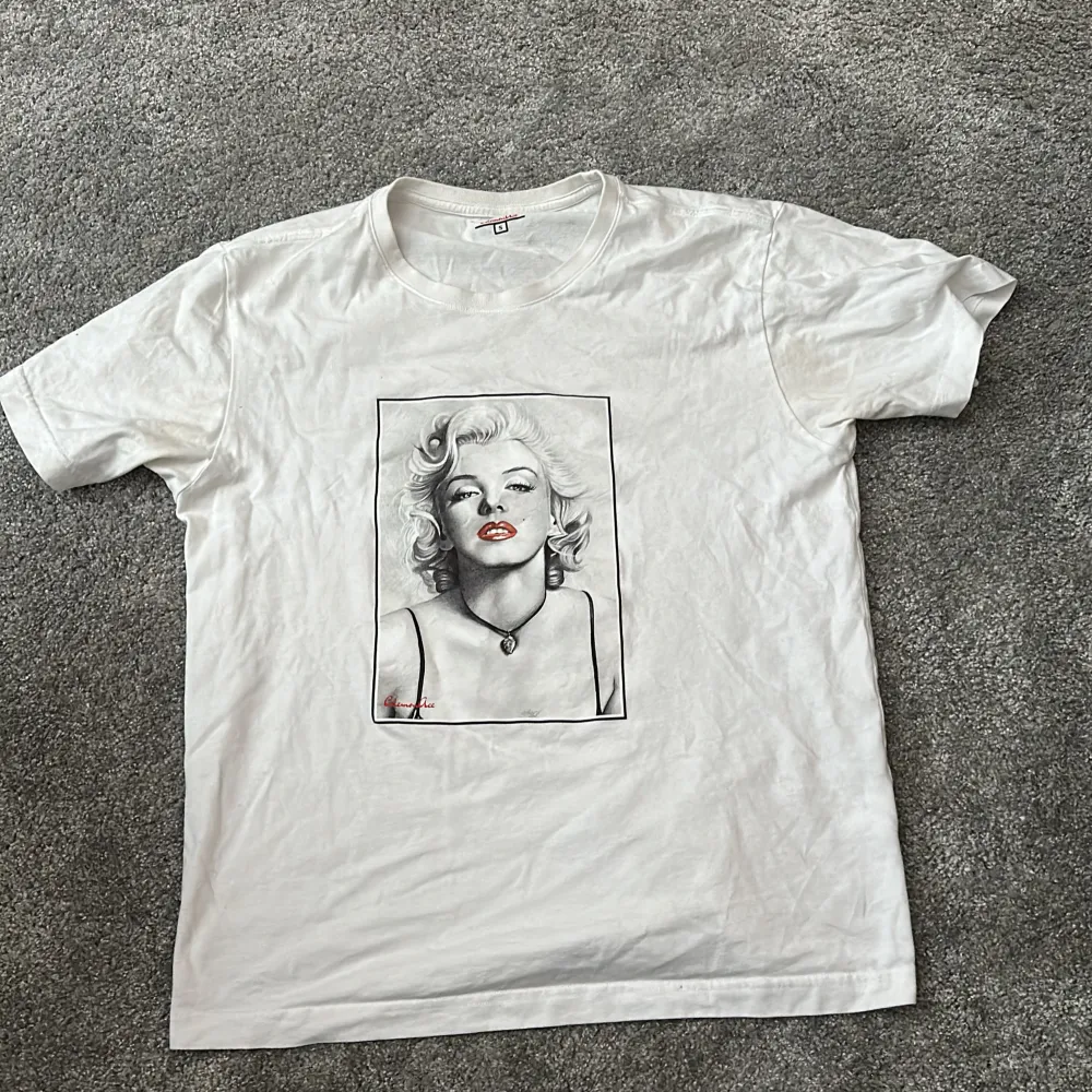 Hej, säljer denna t shirt då jag har växt ur den. T shirten är liten i storlek så passar dig som är runt 165-170 cm lång. Skick 8/10. Hör av dig vid fler frågor!. T-shirts.