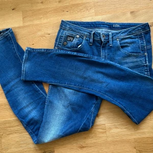 G-star RAW jeans  - Snygga jeans från G-star!💕 Nypris är ca 1000 kr Hör av dig vid intresse och tveka inte med att ställa frågor 💕💕  