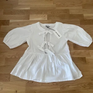 Oanvänd meet me there blus - Stl xxs/xs vit med prislapp Bra skick!