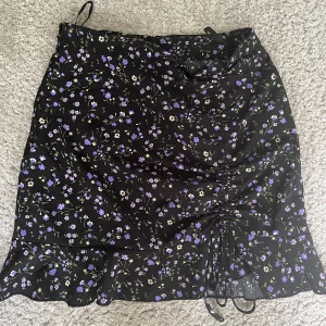 Blommig kjol - Köpt för några år sedan, inte mycket använd. Man kan spänna in eller ut snöret som man vill och på så sätt påverka längden💗
