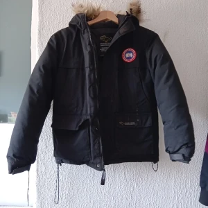 Canada goose  - 6/10 dock så går inte dragkedja dra upp Passar 152-160