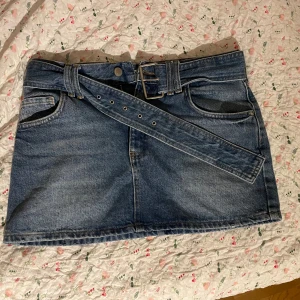Jeans kjol - Så sjukt snygg jeanskjol med jätte coolt skärp! Skärpet är tillhörande men kan tas bort! Men själv tycker jag det är såååå snyggt på. Från pull&bear. Säljer för den börjar bli lite för tight på mig tyvärr. I storlek 36🩵