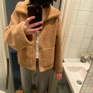 Teddy jacka - Säljer min fina Teddy jacka / jacka i pile !! Stl XL men passar på mindre storlekar också om man vill ha lite oversize. Pris kan diskuteras 💕💕💕