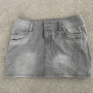 Grå lågmidjad jeanskjol💗 - Superfin och sparsamt använd💗