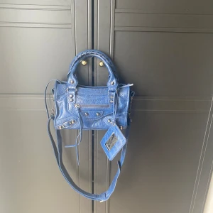 Två stycken liknade balenciaga väska  - Jätte fin mörk blå och röd liknade balenciaga väska, använt fåtal gånger, pris kan diskuteras, skriv vid fler frågor