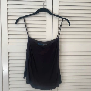 Festtopp - Snygg festtopp Volang och slits på sidorna Passar xs-m