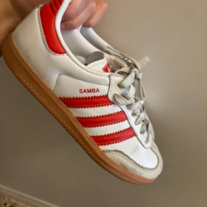 Adidas samba  - Använda 2-3 gånger. Endast skosnörena som är smutsiga 