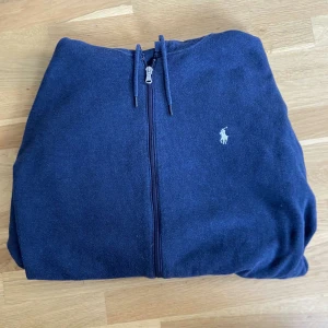 Ralph lauren tröja - Säljer en Ralph lauren tröja som är i ett bra skick, skriv vid funderingar