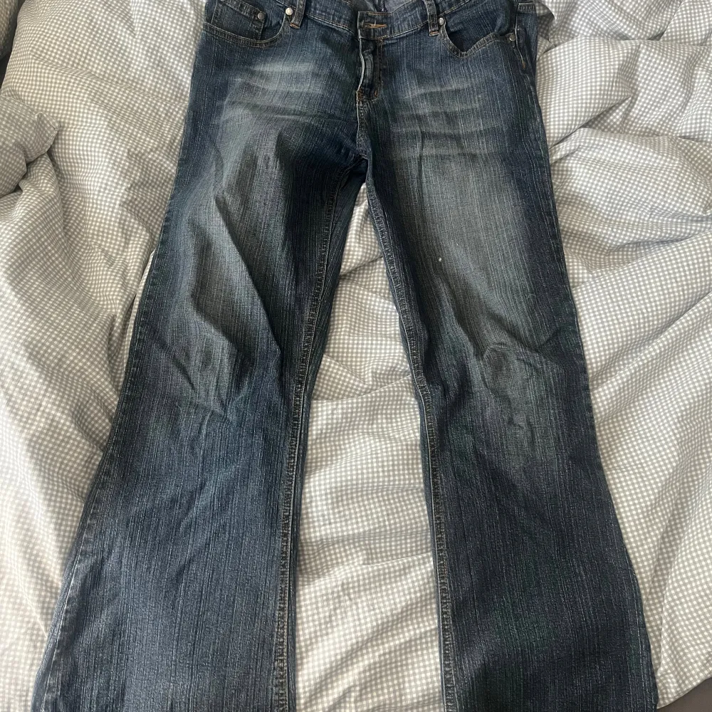 Säljer dessa byxor! Man kan ha de både lite oversised som på första bilden men även som de är menade till att ha dom!😍. Jeans & Byxor.