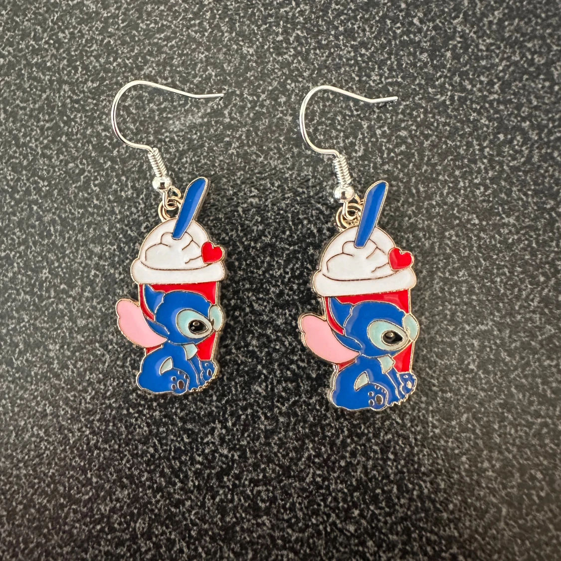 Örhängen med tecknad figur och milkshake