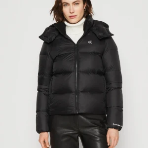 Calvin Klein jacka - Säljer nu min vinterjacka som endast är använd en vinter, köpt på Zalando för 2300kr i storlek M, skriv privat för egna bilder!! 💞