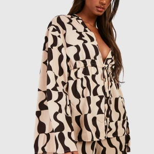 Blus - En ny blus från boohoo som är oanvänd med prislappen på. Den är i storlek 42 som passar dom flesta skulle jag säga.