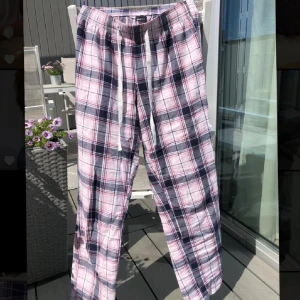 Mjukisar - Pyjamasbyxor från Gina💘💘 74cm innerbens längd och ungefär 72 cm midjemått🎀