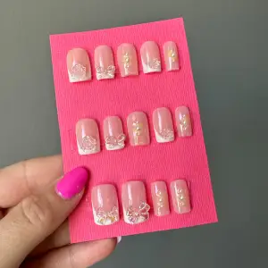 FÄRDIGT SET 💛 Press on nails (lösnaglar) i storlek M. Alla lösnaglar är handmålade av mig med gellack. Lim medföljer. Detta set är ett färdigt set och går att köpa direkt. 💅🏼💗