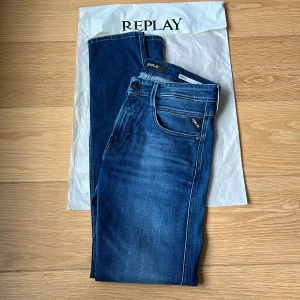 Replay jeans  - Helt nya Replay anbass i storlek 28/32. Alla lappar finns kvar och original påsen. Skriv för mer frågor.