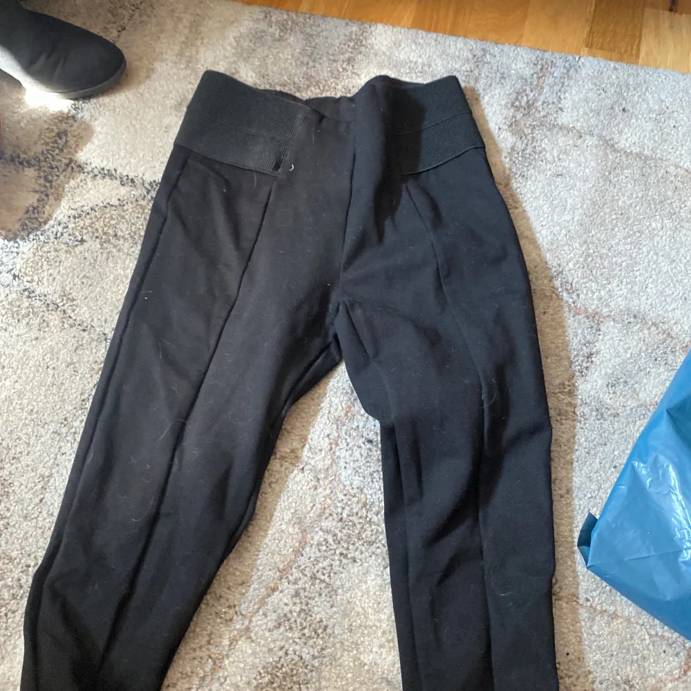  Två par superstjärna leggings lite högmidjade passar till ungefär allting och båda i storlek S ett bar för 80kr och två för 120. Jeans & Byxor.