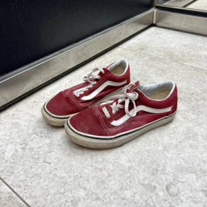 Röda vans!  - Klicka ej på köp nu! 🌸🥂