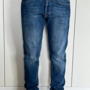 Replay Jeans Willbi Regular Slim Fit - Replay jeans, modell Willbi Regular Slim Fit i storlek w27.  Modellen på bilden är 166cm.   Knappt använda. Som nya. Säljes för 800kr. 