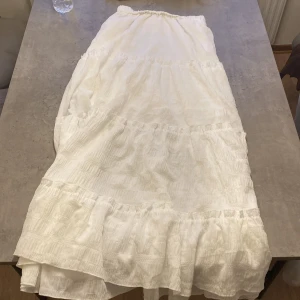 Lång kjol med små volanger  - Aldrig använd  Ganska tjockt tyg  