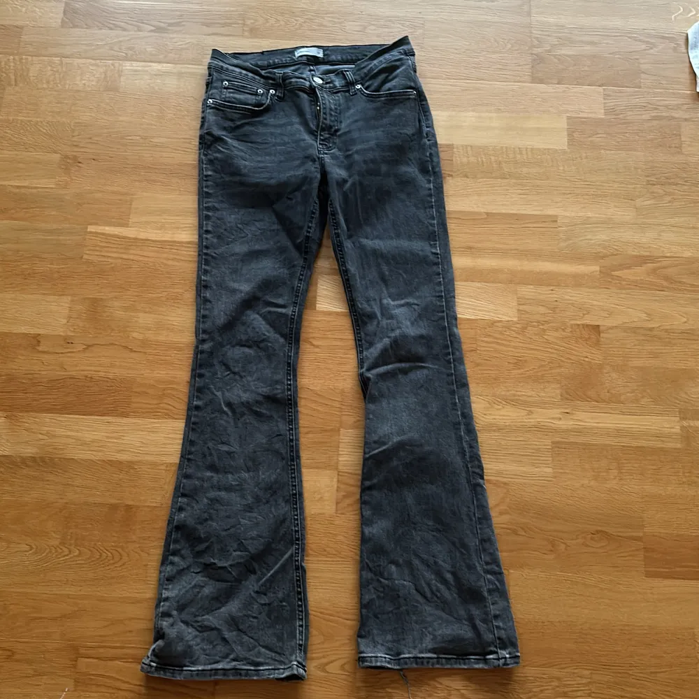 Säljer dessa låg midjade bootcut jeans från Gina Tricot för att dem inte kommer till användning bra skick men slitna längst ner kolla bild 2. Jeans & Byxor.