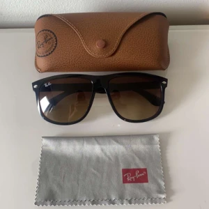 Rayban Boyfriend  - Ray-ban boyfriend i nyskick som är använda fåtal gånger och säljer för jag har ett par polariserade istället. Storlek 60